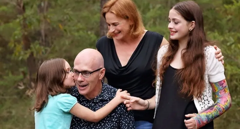Lisa, her late husband Bob, and their 2 children.